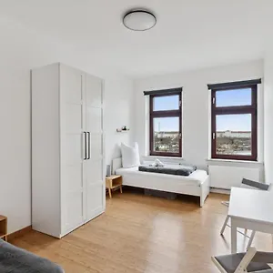 Fuer 13 Gaeste, 2 Baeder, 2 Loggia's, Zentrum Ost Apartment Leipzig